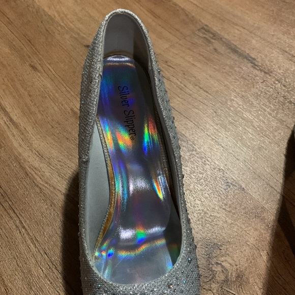 Silver Slipper Heels! Rock these heels at the next party! - Picture 5 of 6
